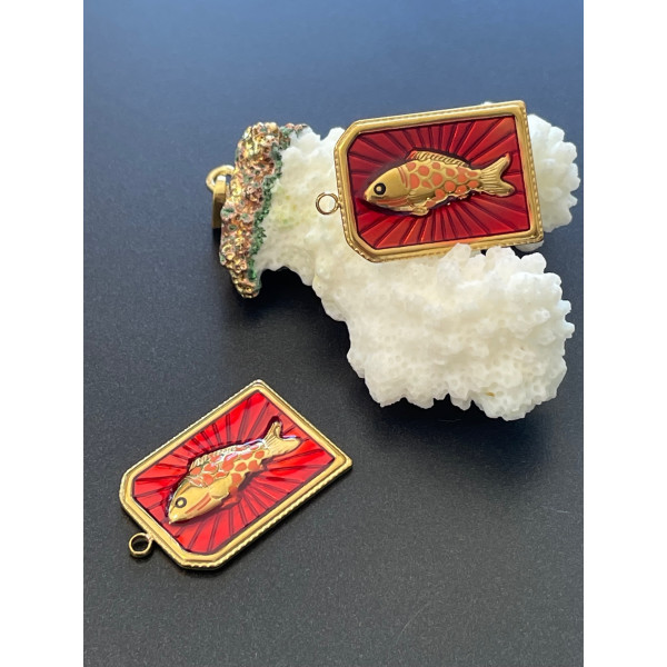 Pendentif Rectangle avec poisson 28 mm en résine émaillé – Acier Inox 304 Doré à l’or fin 18K, PVD