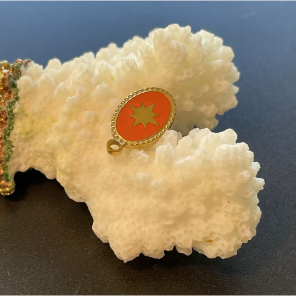 Pendentif Ovale avec étoile 15 mm en résine émaillée orange – Acier Inox 304 Doré à l’or fin 18K, PVD