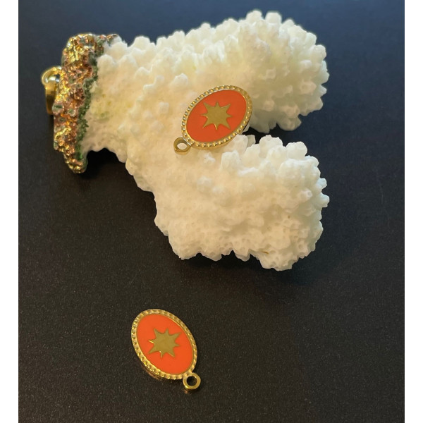 Pendentif Ovale avec étoile 15 mm en résine émaillée orange – Acier Inox 304 Doré à l’or fin 18K, PVD