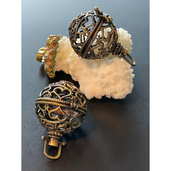 Pendentif Cage pour Perle BOLA de grossesse 18 mm ou bille de parfum – Coloris Bronze