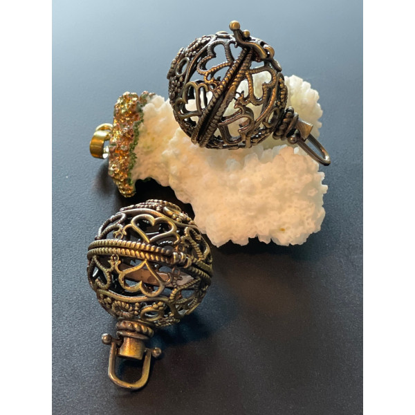 Pendentif Cage pour Perle BOLA de grossesse 18 mm ou bille de parfum – Coloris Bronze