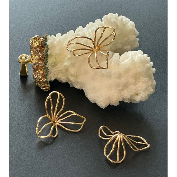 Pendentif Fleur 3D 22mm– Laiton Doré à l’or fin 18K