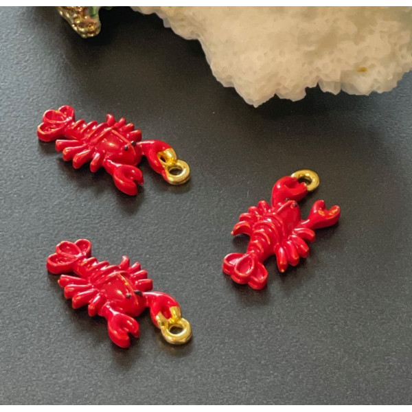 Pendentifs écrevisse / homard 21 mm – Résine style émaillé rouge sur base dorée