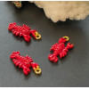 Pendentifs écrevisse / homard 21 mm – Résine style émaillé rouge sur base dorée