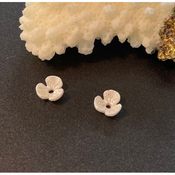 Pendentifs Cabochons Mini Fleur 6 mm – Résine Effet Nacré