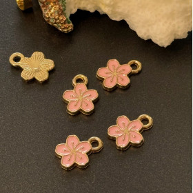 Breloques Fleurs de Sakura 9 mm – Résine Style Émaillé Rose – Base Dorée