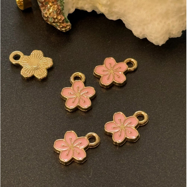 Breloques Fleurs de Sakura 9 mm – Résine Style Émaillé Rose – Base Dorée