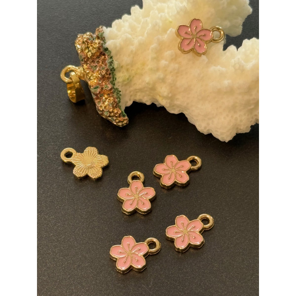H11C00534G03 – Lot de 10  ou 20 Breloques Fleurs de Sakura 9 mm – Résine Style Émaillé Rose – Base Dorée