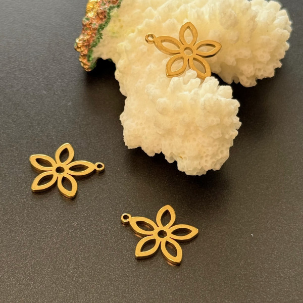 Pendentifs Fleurs 16 mm – Acier Inoxydable Doré à l’or fin 18K, PVD