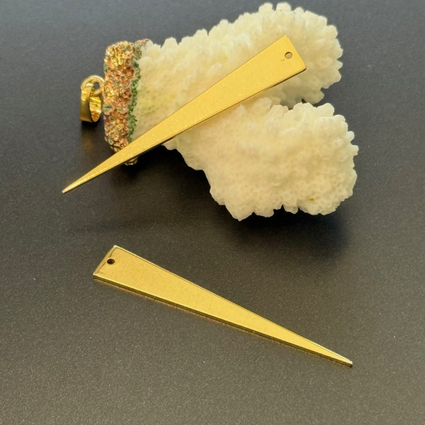 Pendentifs Long Triangle 51 mm – Laiton Doré à l’or fin 18K