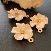 Pendentifs Fleur – 20 mm – Métal coloris blanc et pistil doré