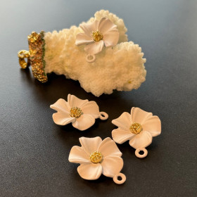 Pendentifs Fleur – 20 mm – Métal coloris blanc et pistil doré