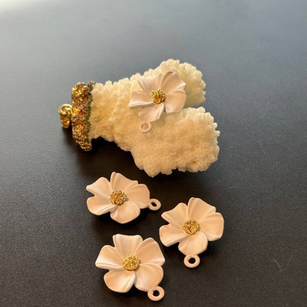 Pendentifs Fleur – 20 mm – Métal coloris blanc et pistil doré