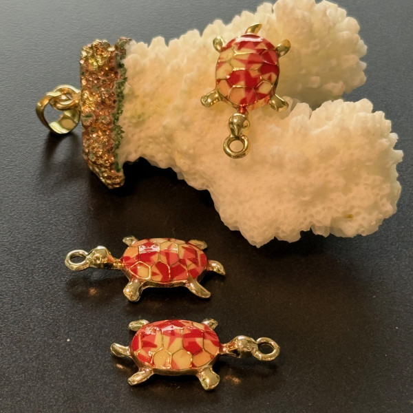Pendentifs Tortue 24mm – Résine Émaillée & Métal Doré