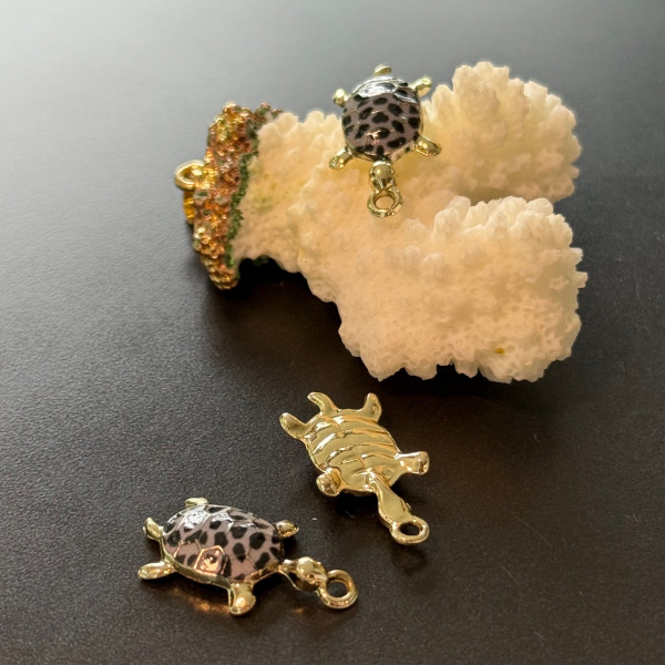 Pendentifs Tortue 24mm – Résine Émaillée & Métal Doré