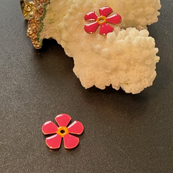 Perles intercalaires Fleur style vintage 13 mm – Résine Émaillée Rose