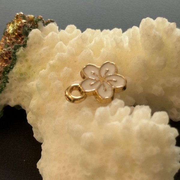Breloques Fleurs de Sakura 9 mm – Résine Style Émaillé Blanc – Base Dorée