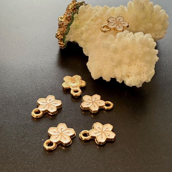Breloques Fleurs de Sakura 9 mm – Résine Style Émaillé Blanc – Base Dorée