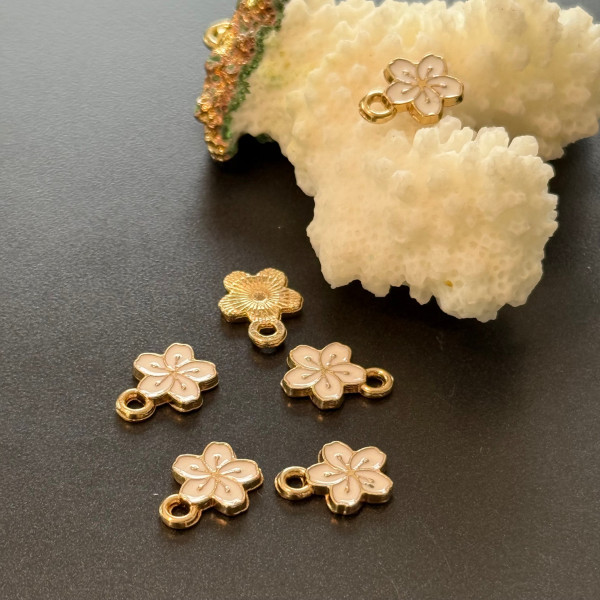 Breloques Fleurs de Sakura 9 mm – Résine Style Émaillé Blanc – Base Dorée