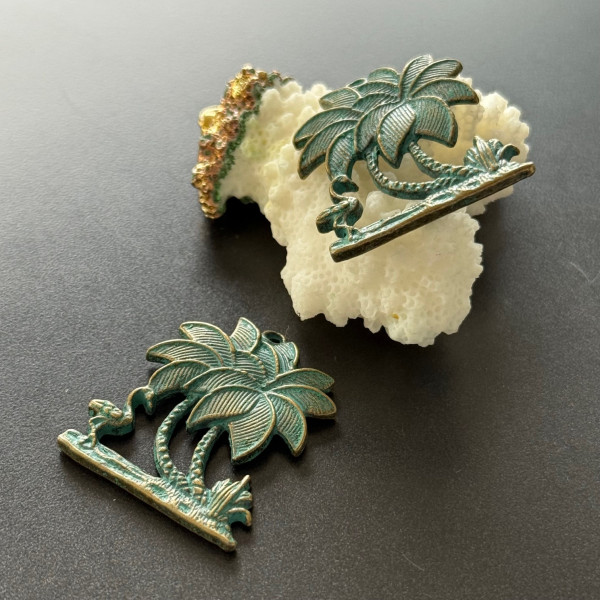 Pendentifs Île avec Palmiers Patine Ancienne Métal Bronze