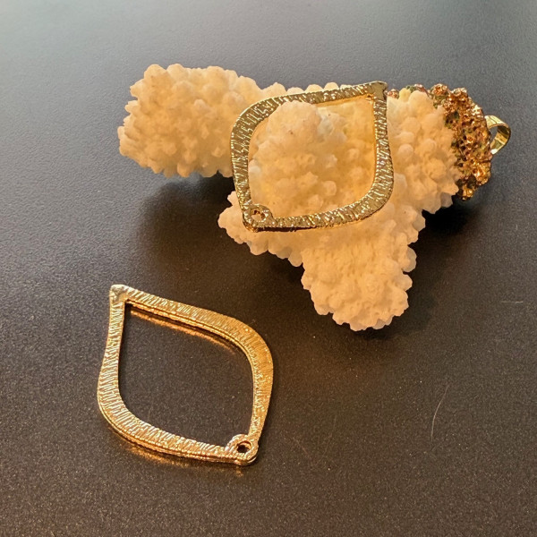 Pendentifs Forme Pétale Texturé 35 mm – Métal Doré