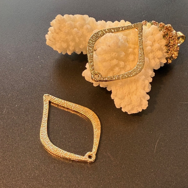 Pendentifs Forme Pétale Texturé 35 mm – Métal Doré