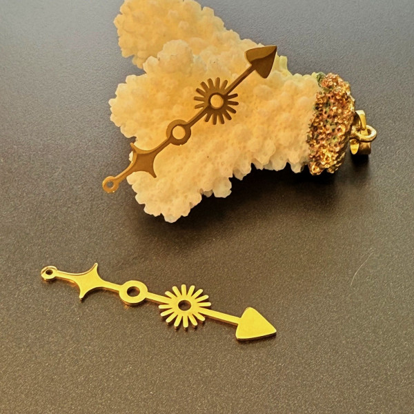 Pendentif Flèche 42mm – Acier Inoxydable 304 Doré