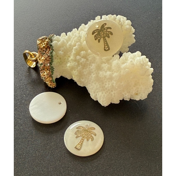 Pendentifs Nacre avec Palmier 16 mm – Laiton Doré
