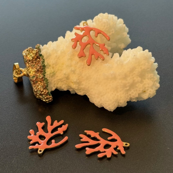 Pendentifs Branche de Corail 20 x 15 mm – Résine Émaillée ROSE, Laiton Doré
