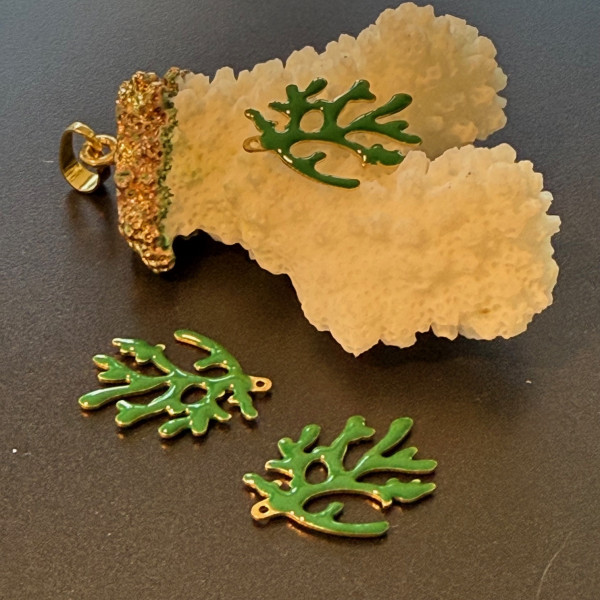 Pendentifs Branche de Corail 20 x 15 mm – Résine Émaillée VERT, Laiton Doré