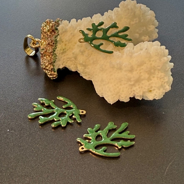 Pendentifs Branche de Corail 20 x 15 mm – Résine Émaillée VERT, Laiton Doré