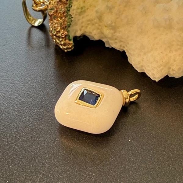 Pendentif Losange Jade Teintée Blanc avec Zircon 21 mm – Laiton Doré à l’Or Fin 18K
Caractéristiques