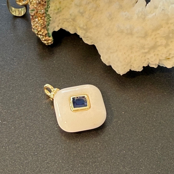 Pendentif Losange Jade Teintée Blanc avec Zircon 21 mm – Laiton Doré à l’Or Fin 18K
Caractéristiques