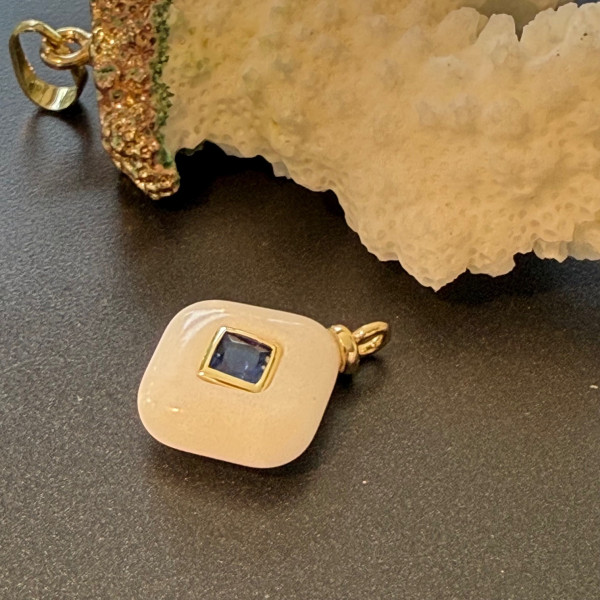 Pendentif Losange Jade Teintée Blanc avec Zircon 21 mm – Laiton Doré à l’Or Fin 18K
Caractéristiques