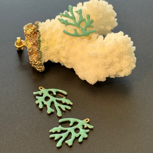 Pendentifs Branche de Corail 20 x 15 mm – Résine Émaillée TURQUOISE, Laiton Doré