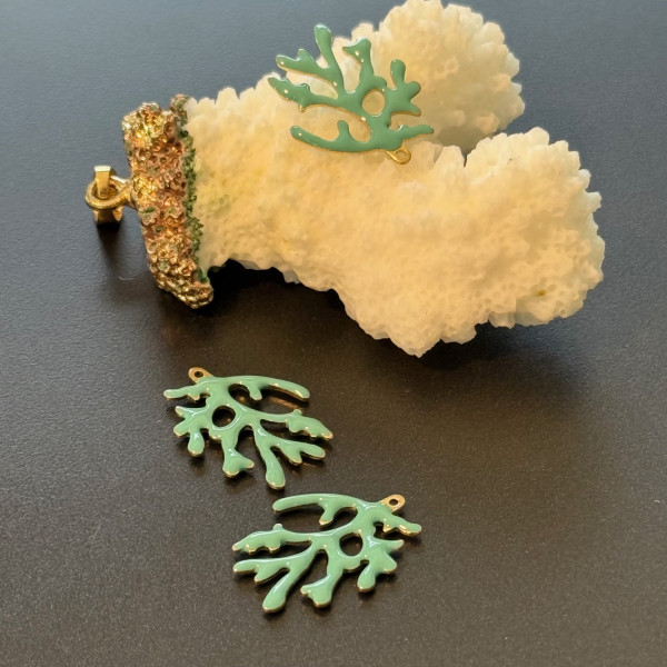 Pendentifs Branche de Corail 20 x 15 mm – Résine Émaillée TURQUOISE, Laiton Doré