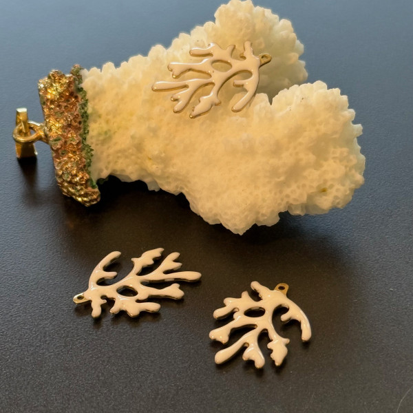 Pendentifs Branche de Corail 20 x 15 mm – Résine Émaillée BLANC, Laiton Doré
