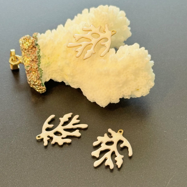 Pendentifs Branche de Corail 20 x 15 mm – Résine Émaillée BLANC, Laiton Doré