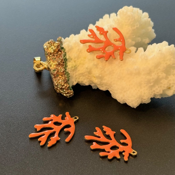 Pendentifs Branche de Corail 20 x 15 mm – Résine Émaillée ORANGE, Laiton Doré
