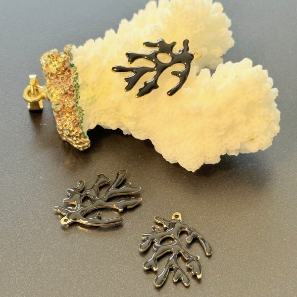 Pendentifs Branche de Corail 20 x 15 mm – Résine Émaillée NOIR, Laiton Doré