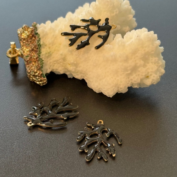 Pendentifs Branche de Corail 20 x 15 mm – Résine Émaillée NOIR, Laiton Doré