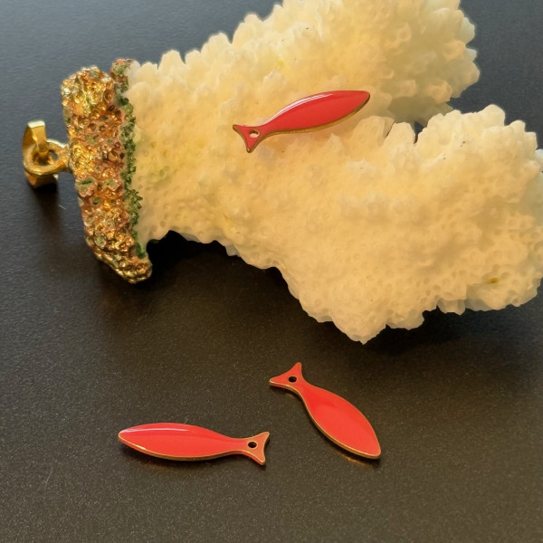 Pendentifs Poisson Sardine 15mm Résine Émaillée Rose Bonbon Métal Placage Doré