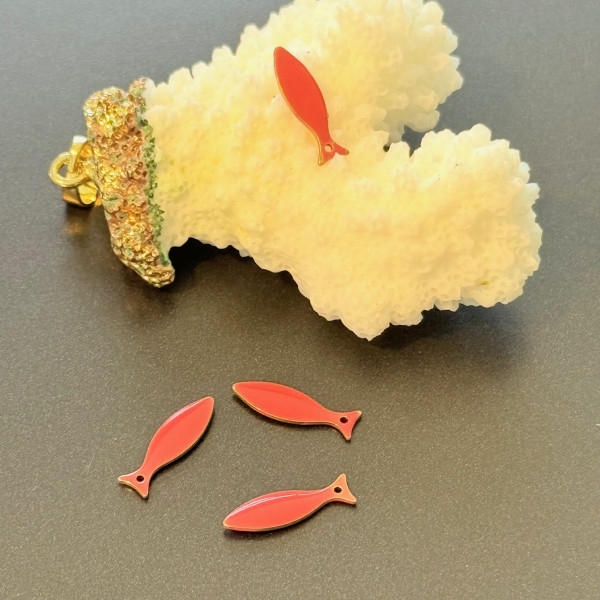 Pendentifs Poisson Sardine 15mm Résine Émaillée Rose Bonbon Métal Placage Doré