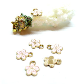 Breloques Fleurs de Sakura 9 mm – Résine Style Émaillé Rose – Base Dorée