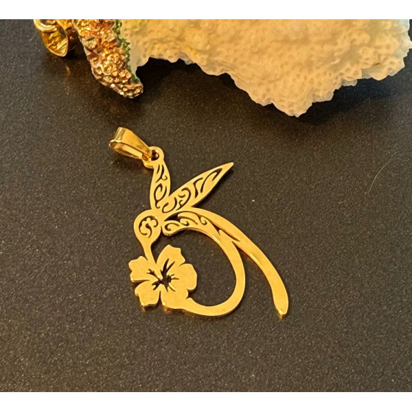 Pendentif avec Bélière Oiseau, Colibri et Fleur d’Hibiscus – Acier Inoxydable 304 Doré à l’Or Fin 18K, Placage Ionique
