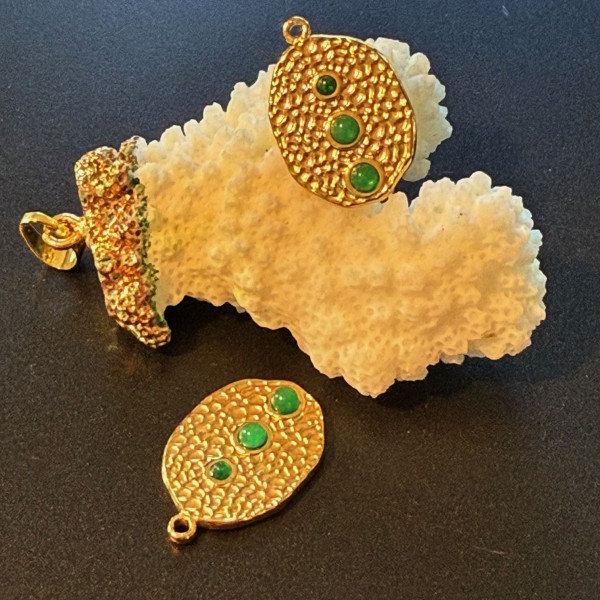 Pendentif Martelé avec Aventurine 23 x 16 mm – Acier Inoxydable 304 Doré