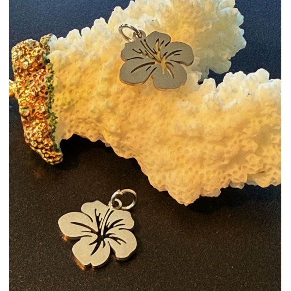 Pendentifs avec anneau – Fleur d’hibiscus 14 mm – Acier inoxydable 304, finition argentée