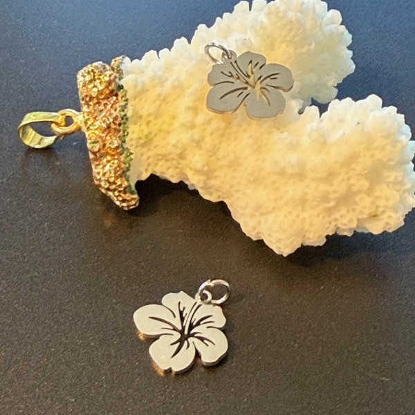Pendentifs avec anneau – Fleur d’hibiscus 14 mm – Acier inoxydable 304, finition argentée
