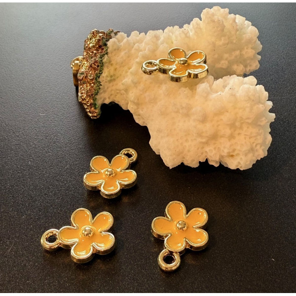 Pendentifs Fleur 12 mm – Résine Émaillée Jaune