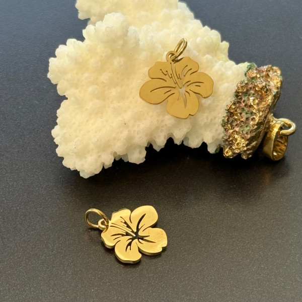 Pendentif avec anneau  Fleur d’Hibiscus 14 mm – Acier Inoxydable 304 Doré à l’Or Fin 18K, Placage Ionique